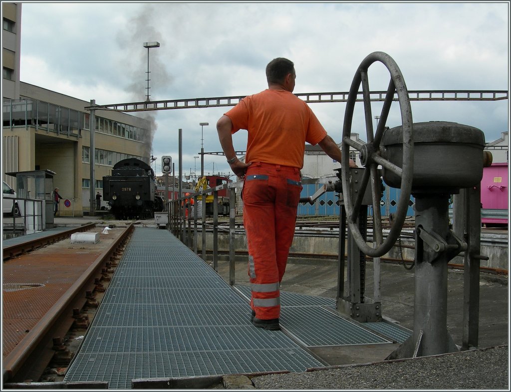 In Anlehnung eines �hnlichen Textes in eine andern Zusammenhang: 
Auch ein sch�ner R�cken kann entz�cken...
Die C 5/6 bei der Fahrt auf die Drehscheibe in Lausanne am 2. Sept. 2012