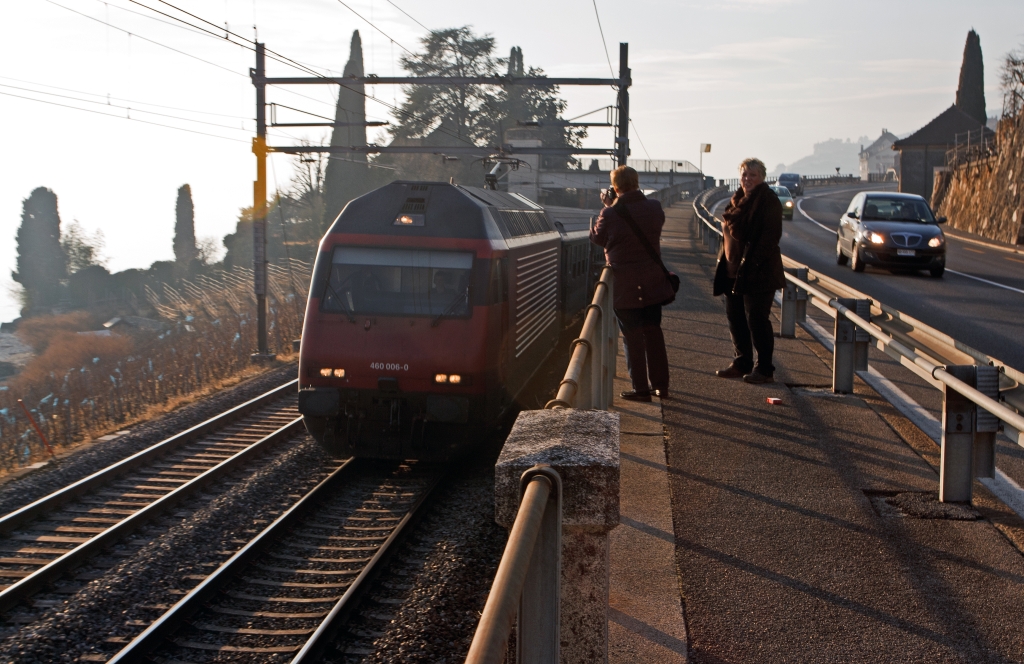 Ja, auf dem Weg ins Wallis ist die Re 460  006-0 ''Lavaux'' mit ihrem Zug am 25.02.2012 und kam auch bei mir vorbei :-) (bei St. Saphorin)    �brigens: Diese 460er hat seit 1992, in 20 Betriebsjahren �ber 5 Millionen km gefahren, was neben dem Eingang zum F�hrerstand auch vermerkt ist.