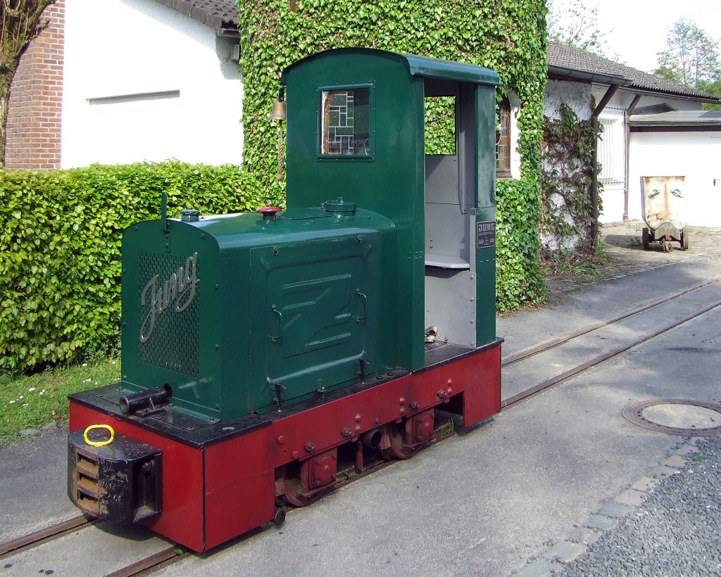 Jung EL 105 Feldbahn-Diesellokomotive am 29.05.2010 im Maschinen- & Heimatmuseum Eslohe.
Die Lok wurde 1948 unter Fabrik-Nummer 10834 bei Arnold Jung Lokomotivenfabrik GmbH, Jungenthal, Kirchen a.d. Sieg gebaut und an Schiefergrube Mosellaschacht,
Vereinigte Moselschiefergruben GmbH, Hausen b. Mayen/Eifel geliefert. 
Die Leistung betr�gt 12 PS bei 10000 U/min, die Zugkraft betr�gt 600 kg, sie hat ein Gewicht von 2900 kg und eine Geschwindigkeit von 4-8 km/h.
