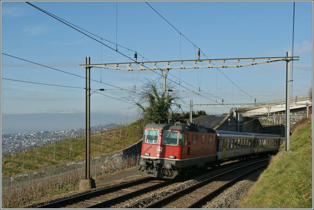 Leider sind die Re 4/4 II zunehmend ein seltener Gast im Lavaux, hier �berraschte mich die 11132 zwischen Grandvaux und Bossi�re mit einem Disopzug. 
4. Jan. 2013 