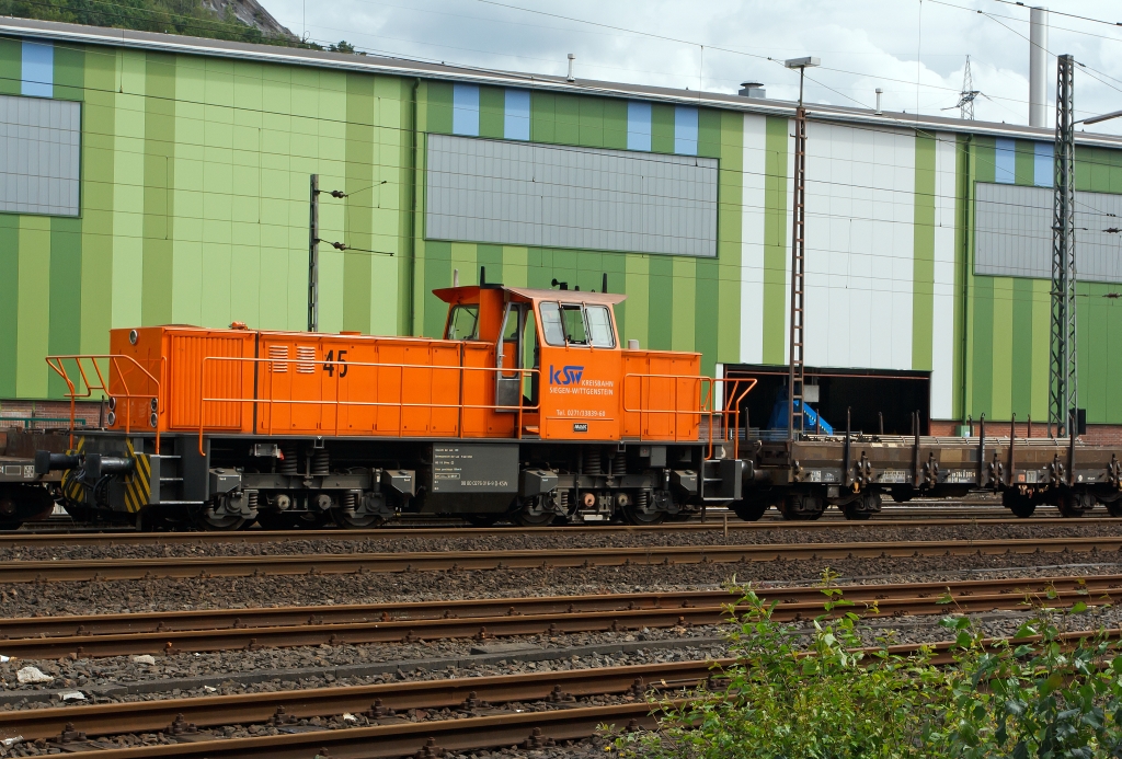 Lok 45 (MaK G 1204 BB) der  Kreisbahn Siegen-Wittgenstein (KSW) mit holt am 16.08.2011 in Siegen-Geisweid bei den Deutschen Edestahlwerken (DSW) einen beladenen G�terzug ab. Diesen bringt sie dann zu dem DB Schenker Rail Rangierbahnhof Kreutztal, wo dann die einzelen G�terwagen entsprechend verteilt werden.