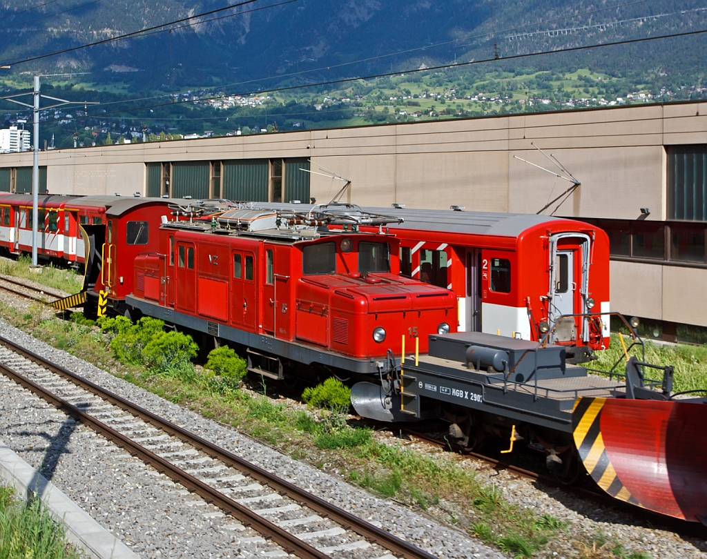 
MGB ex BVZ HGe 4/4 I 15 abgestellt am 28.05.2012 in Brig, aufgenommen aus einem fahrenden IR. Davor und dahinter je ein Schneepflug

Die HGe 4/4I ist eine Schmalspur-Elektrolokomotivbaureihe der Matterhorn-Gotthard-Bahn (MGB), die auf Zahnrad- sowie auf Adh�sionsstrecken fahren kann. 

Die Lok wurde 1930 unter der Fabriknummer 3340 von der SLM gebaut, sie hat eine Leistung von 736 KW und H�chstgeschwindigkeit von 45 km/h (Adh�sion) bzw. 25 km/h (Zahnrad).