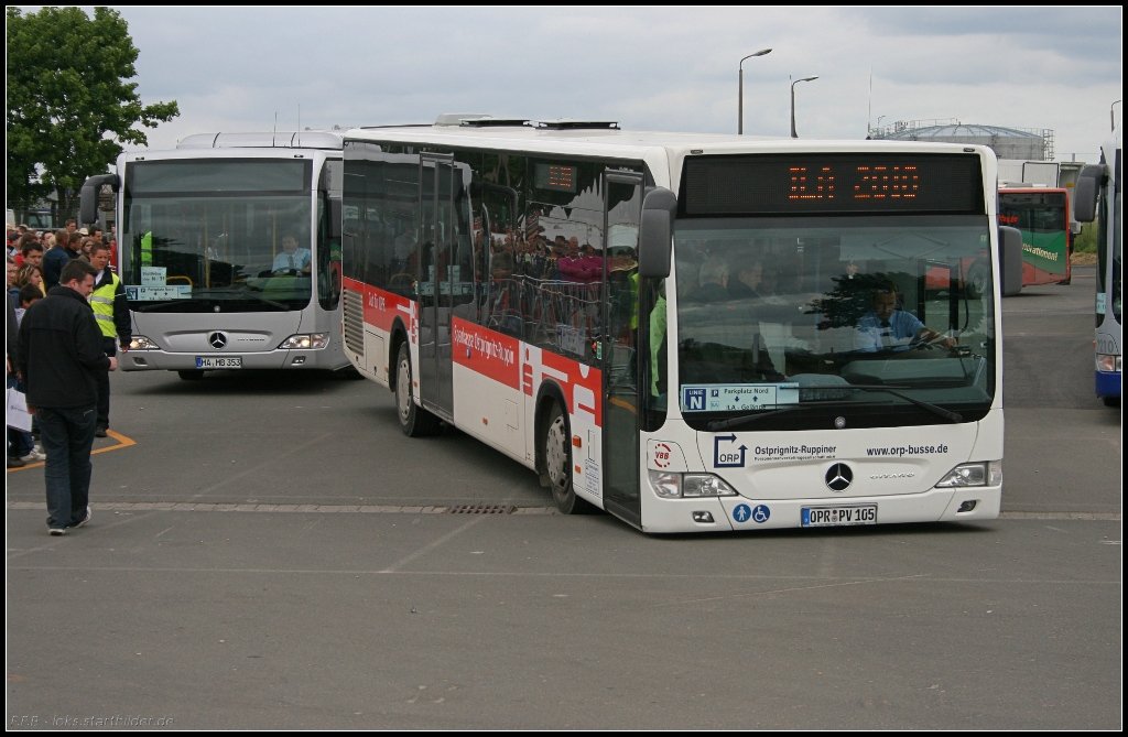 Mit leichten Schwierigkeiten hat dieser Bus auf dem Behelfsmäßigen Platz für die ILA-Bushaltestelle zu kämpfen (OPR PV 105, gesehen ILA-Bushaltestelle 13.05.2010)