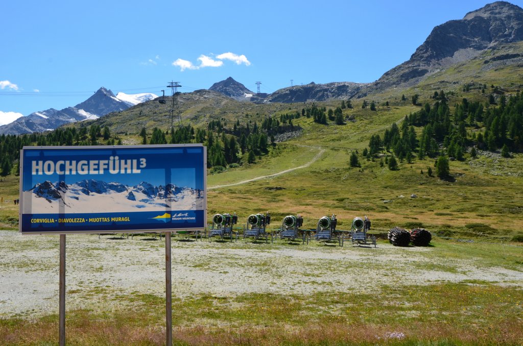 Mitten im Sommer: Vorboten f�r den n�chsten Winter. 
 Parade  der Schneekanonen f�r das Skigebiet Diavolezza neben der Talstation der Diavolezzabahn. Aufnahme aus dem Regionalzug nach Tirano am 11.08.2012.