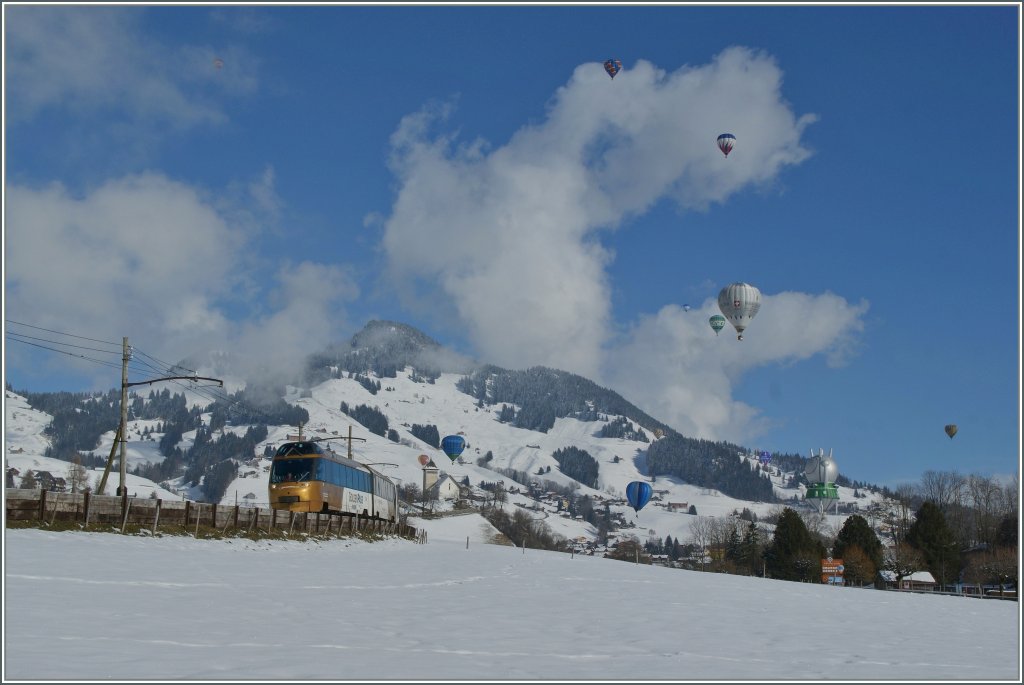 MOB Panoramic-Express unter dem Ballondekorierten Himmel von Ch�teeu d'Oex.
28. Jan. 2013
