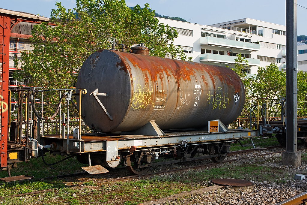 MVR (ex CEV) 2-achsige Kesselwagen Uhk 41 mir einer offenen Plattform, abgestellt am 26.05.2012 in Vevey.  Der Wagen ist Baujahr 1902, die zul. Geschwindigkeit 45 km/h, der Kessel fast 12.000 l bzw. 10 t , das Leergewicht betr�gt 5.960kg. Die Gefahrstoffnummer sagt aus er wird f�r Dieselkraftstoff, Gas�l oder Heiz�l(leicht) verwendet.