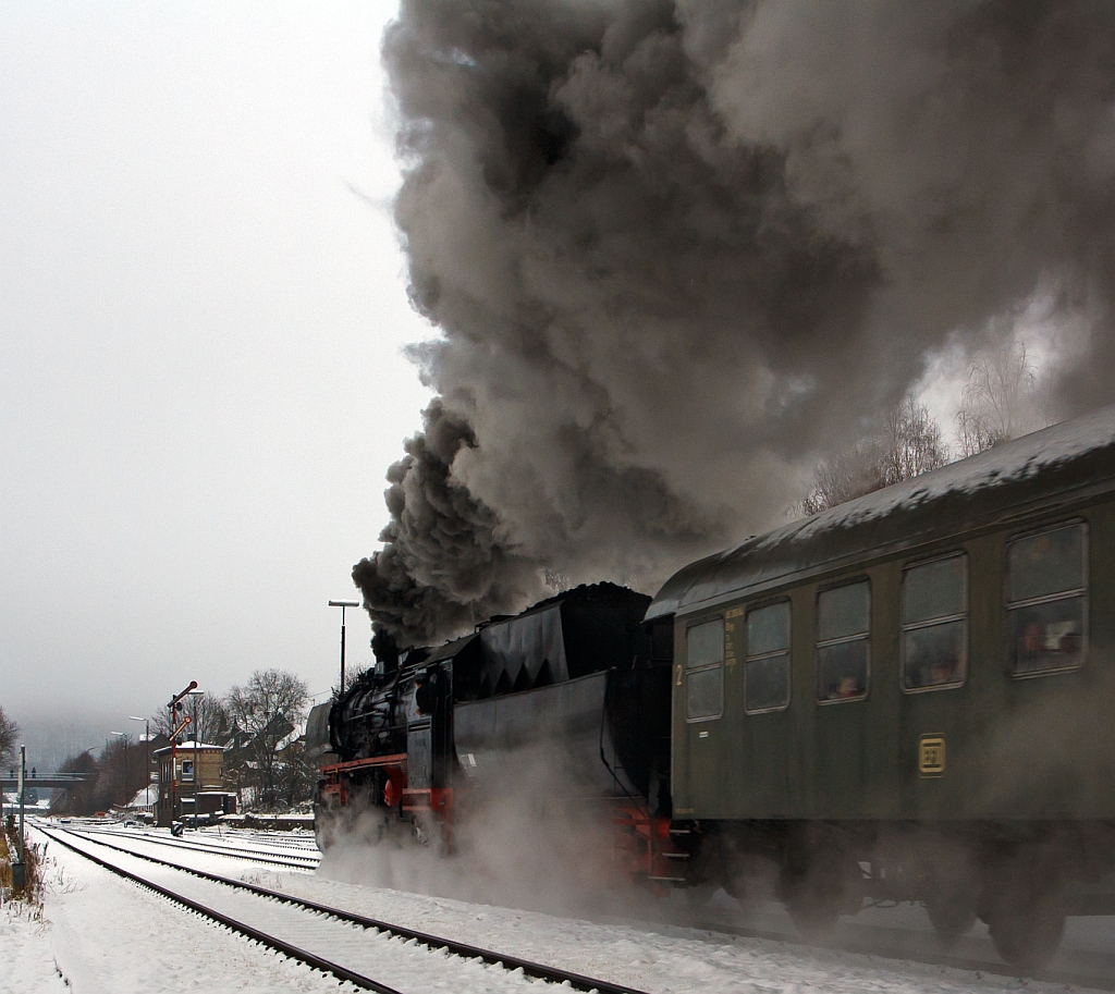 Neue Version (Dank an Stefan)- Und hier noch als Nachschu� - Die Betzdorfer 52 8134-0 duchf�hrt am 02.12.2012 Herdorf, hier kurz vor den Stellwerk Herdorf Ost (HO). Heute veranstalten die Eisenbahnfreunden Betzdorf ihre allj�hrlichen Nikolausfahrten zwischen Betzdorf/Sieg und W�rgendorf. Mehr als diese Nachschu� war nicht m�glich, danach standen wir nur noch im Rauch und die Kamera und wir konnten nichts mehr sehen.