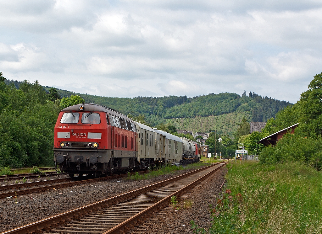 Noch ist es gr�n zwischen den Gleisen auf der Hellertatbahn (KBS 462), fragt sich nur wie lange: Ein Unkrautbek�mpfungszug (Spritzzug) am 02.06.2012 in Herdorf. Der Zug bestand aus: Diesellok 225 117-8, Wohnwerkstattwagen (60 80 092 3 847-8), Ger�tewagen (60 80 092 3 881-7), Spritzwagen (60 80 092 3 019-4), Spritzmittelwagen (60 80 092 4 541-6), 2 Wasserwagen (60 80 092 4 544-0 und  60 80 092 4 545-7) und am Schlu� Diesellok 225 029-8