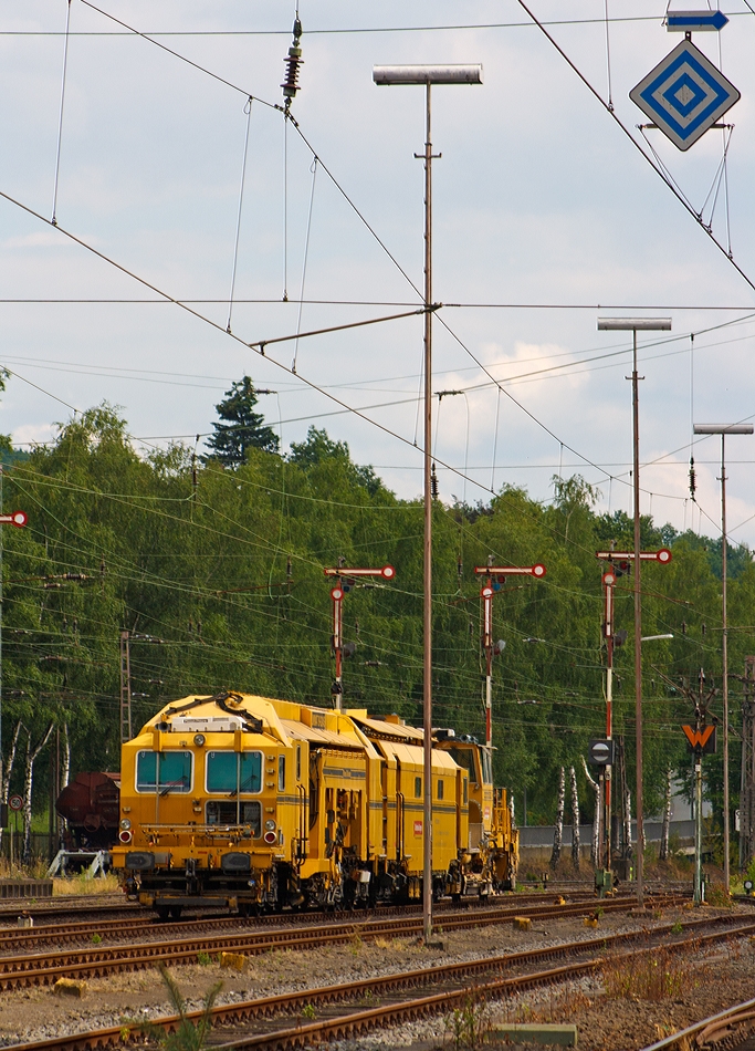 Plasser & Theurer kontinuierlich arbeitende Zweischwellen-Nivellier-, Hebe-, Richt- und Stopfmaschine f�r Gleise und Weichen Unimat 09-32/4S  (Schweres Nebenfahrzeug Nr. 97 43 55 003 17-5) mit angehangener Plasser&Theurer Schnellschotterverteil- und Planiermaschine SSP 110 SW (Schweres Nebenfahrzeug Nr. 97 16 46 003 18-8) der DB Bahnbau Gruppe (ehemalig DB Gleisbau - DBG) abgestellt am 10.08.2013 in Kreuztal. 
Die Stopfmaschine hat ein Eigengewicht von 170 t, der Schotterpflug von 44 t, beide Maschinen haben eine H�chstgeschwindigkeit von 100 km/h.
