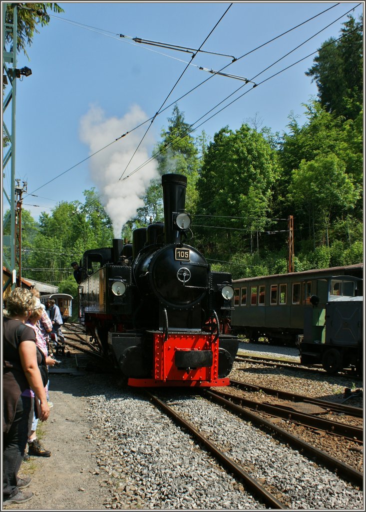 Platz da, jetzt komm ich! Beeindruckt machen die Besucher der Dampflok den Weg frei.
(27.05.2012)