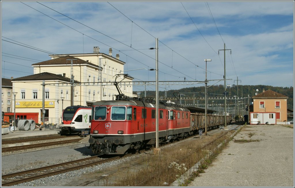 Porrentruy, im Nordwestzipfel gelegen, biete auch das eine oder andere Fotomotiv: Zwei Re 4/4 II mit einem Eaos G�terzug (Leer-R�benzug)auf dem Weg Richtung Bonfol.
Im Hintergrund ein Flirt nach Olten (via Basel) und das Empfanggeb�ude welches auch ein einfaches, aber sehr gutes Restaurant beherbergt.
18. Okt. 2012