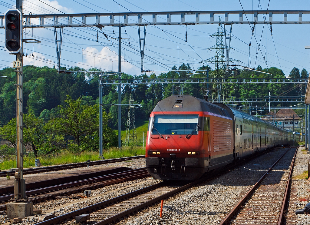 Re 460 038-3  Hauenstein  f�hrt am 28.05.2012 mit einen IC aus Lausanne im Bahnfof Puidoux-Chexbres ein.