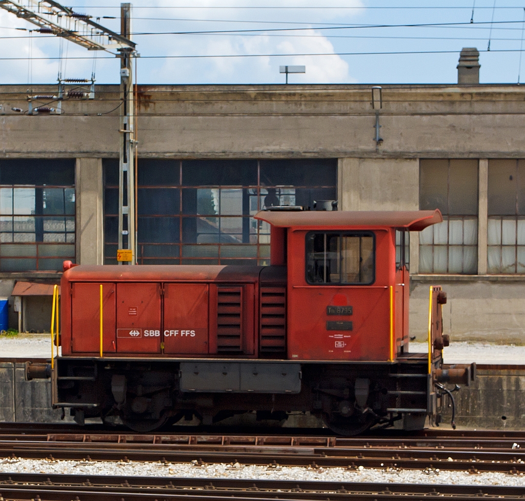 SBB TM IV Diesellok (Rangiertraktoren mit Dieselantrieb) Tm 8795 am 28.05.2012 abgestell in Bulle. Fotografiert aus einem Zug. Der Index IV steht f�r die Leistungsklasse IV (�ber 350 PS).
