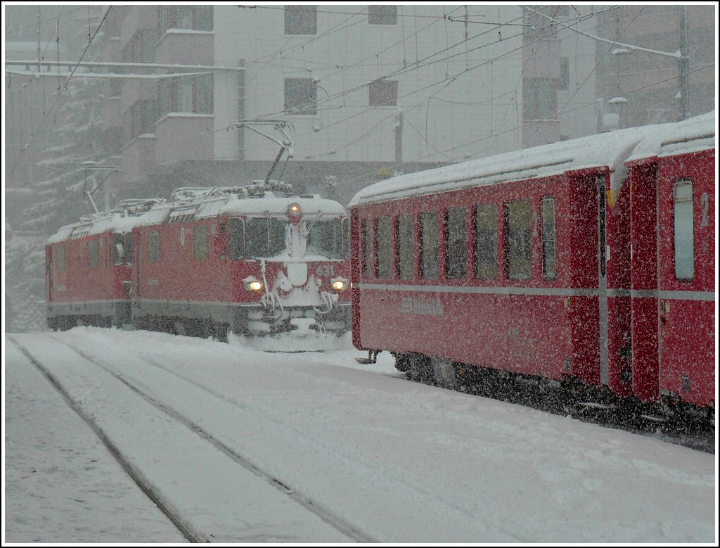 Schneechaos am 25.12.2009 in Arosa, aber die RhB f�hrt trotzdem. Die beiden Ge 4/4 II 625 und 631 k�mpfen sich nach dem Umsetzten wieder an ihre Wagen, um wenig sp�ter die Abfahrt ins scheelose Chur in Angriff zu nehmen. (Hans)