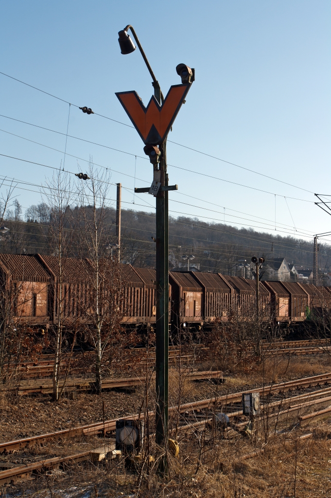 Signal Ra 11a - Wartezeichen: Auftrag des W�rters zur Ranggierfahrt abwarten. Hier am 11.02.2012 in Kreuztal, es steht nah an einem �ffentlichen Weg.