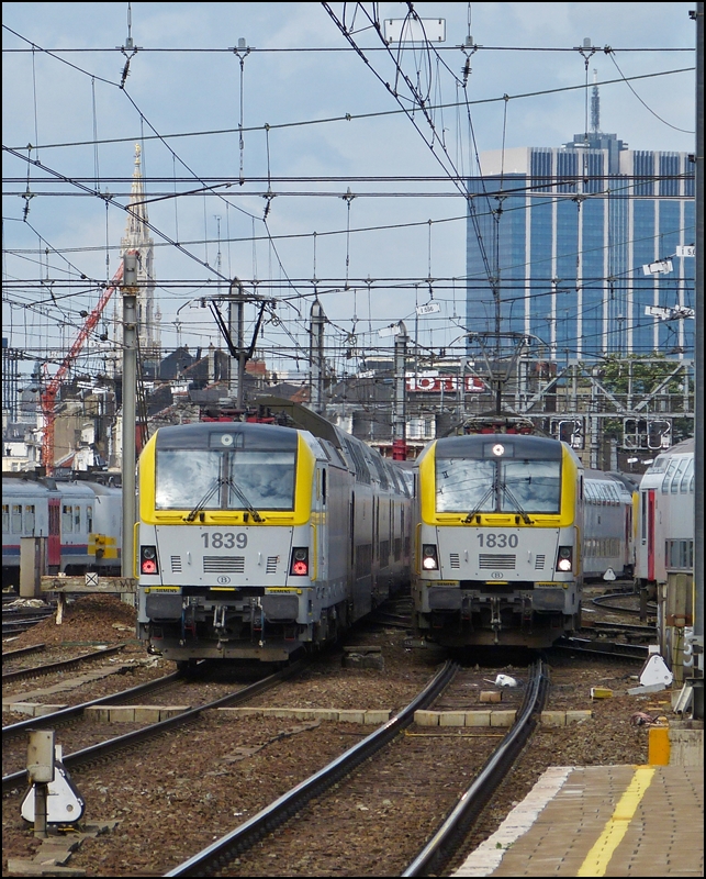 So eint�nig wird der Bahnverkehr bald in Belgien ausschauen. W�hrend die HLE 1839 ihre Dostos aus dem Bahnhof Bruxelles Midi dr�ckt, f�hrt die HLE 1830 mit M 6 Wagen dort ein. 22.06.2012 (Jeanny)