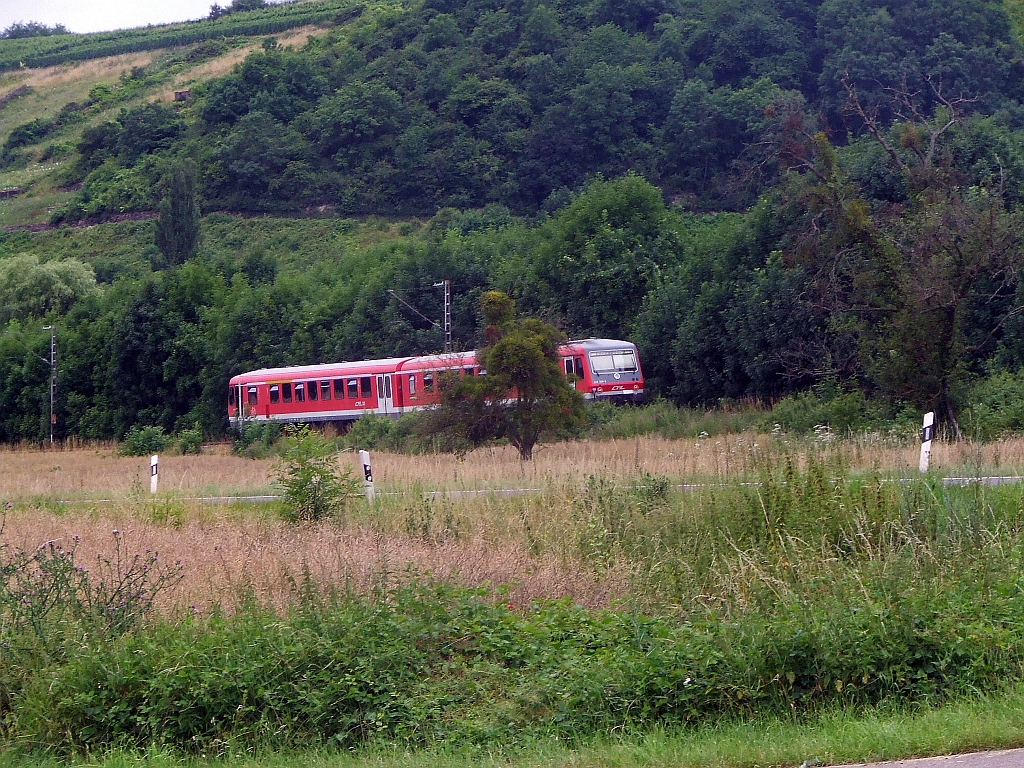 So sch�n kann auch in Deutschland eine Strecke in die Natur eingebunden sein. Hier ein (luxemburger) Triebwagen der BR 628/928 der CFL am 05.07.2008 auf der Moselstecke von Luxemburg nach Trier, hier zwischen Wasserbillig und Igel.