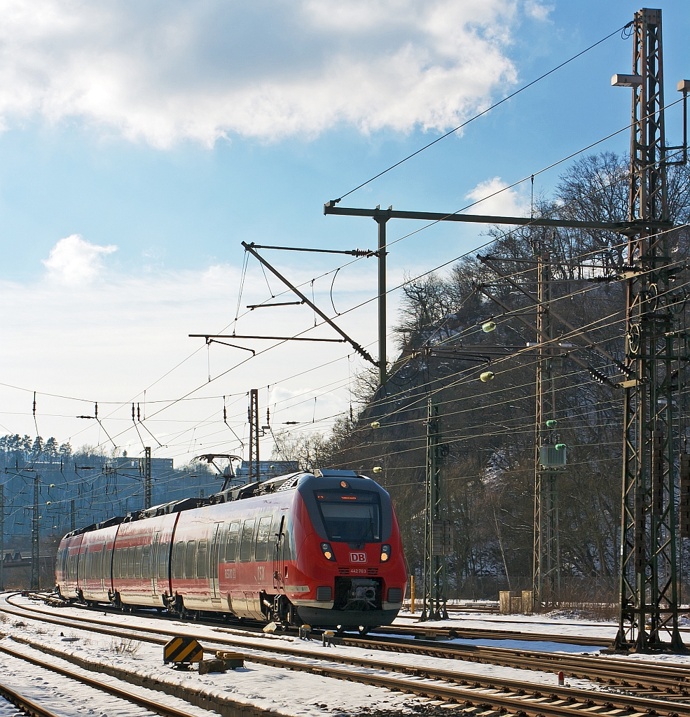 Sonntags wird nur mit einer Garnitur gefahren:
Der 442 763 / 263 ein vierteiliger Bombardier Talent 2 als RE 9 - Rhein-Sieg-Express (Aachen - K�ln - Siegen)bei der Einfahrt in seinen Endstation Siegen Hbf.
