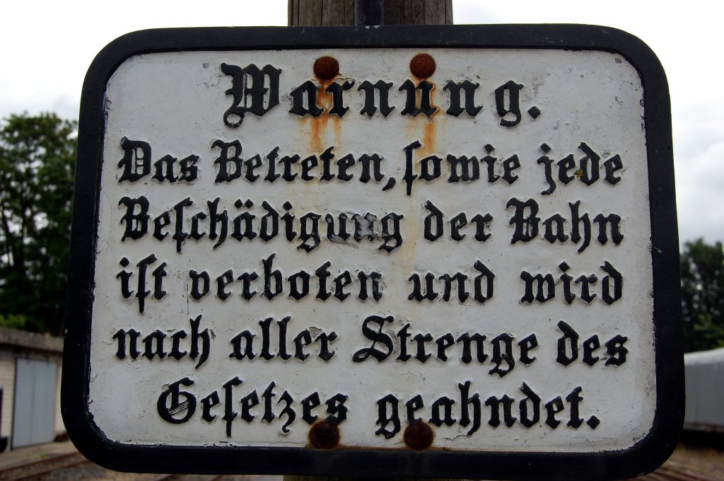 Strenge Warnung f�r die Benutzer der Bahn, gesehen auf dem Bahnsteig in Schierwaldenrath am 13.06.2011.