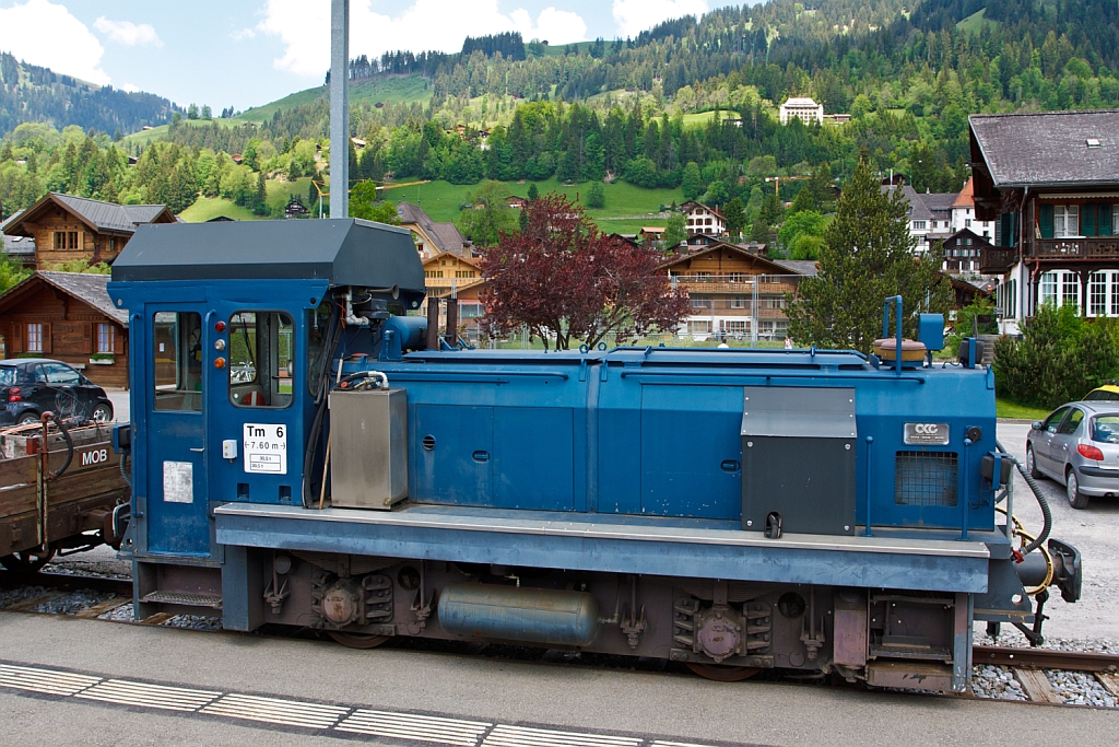 Tm 2/2 No. 6  der MOB (Montreux–Berner Oberland-Bahn) am 28.05.2012 in Saanen.

Die Lok wurde 1980 bei Carl Kaelble u. Gmeinder in Mosbach (D) unter der Fabrik-Nr. 5586 gebaut und an Halberger H�tte in Brebach (D) als  26 - Elsbeth  geliefert.  Benkler AG (heute zu Sersa), Villmergen [CH] kaufte sie Anfang der 2000er und f�hrte sie als Tmf 2/2 26  Elsbeth , 2008 kaufte sie dann die MOB. 

Die 1000 mm Lok vom Typ 300 B hat eine Leistung von 220 kW und eine H�chsgeschwindigkeit von 25 km/h.

Aufnahme aus einem fahrenden Zug.