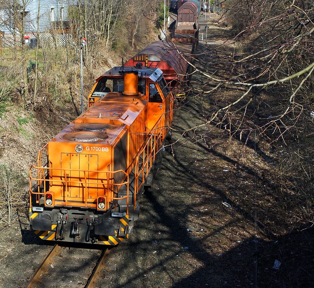 �bergabefahrt der Kreisbahn Siegen-Wittgenstein (KSW): Lok 42, eine Vossloh G 1700 BB, zieht einen G�terzug in Richtung Betzdorf, hier am 26.03.2012 in Herdorf, kurz hinter dem Stellwerk Fahrdienstleiter (Hf).