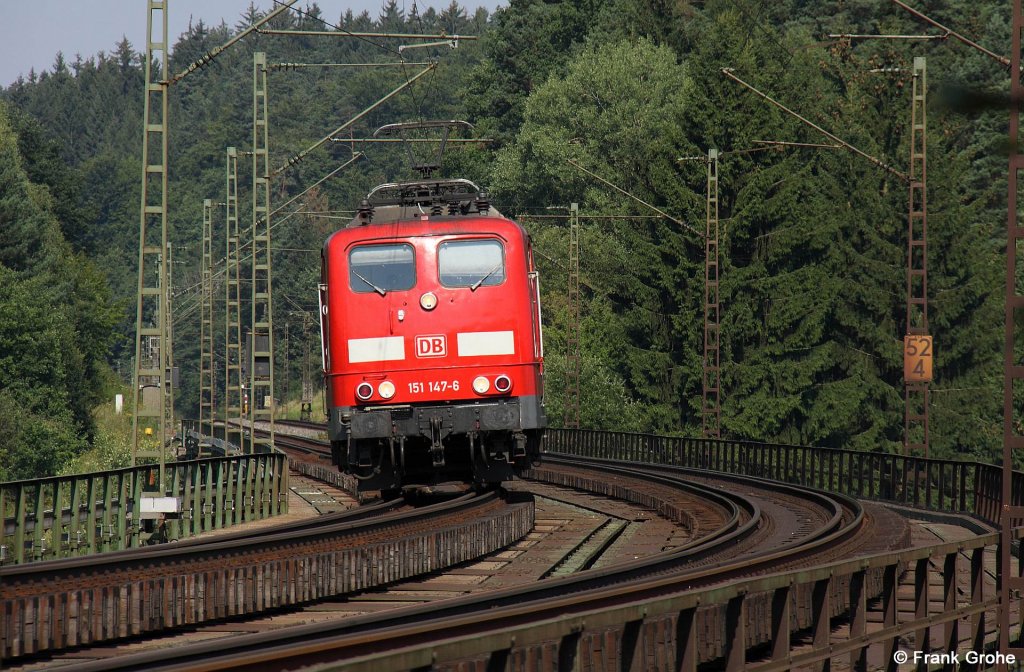 ...und noch ein Lokportr�t: DB 151 147-6 auf Leerfahrt Richtung Regensburg, KBS 880 N�rnberg - Regensburg, fotografiert auf der Br�cke �ber das Tal der Wei�en Laber bei Deining am 26.07.2012 