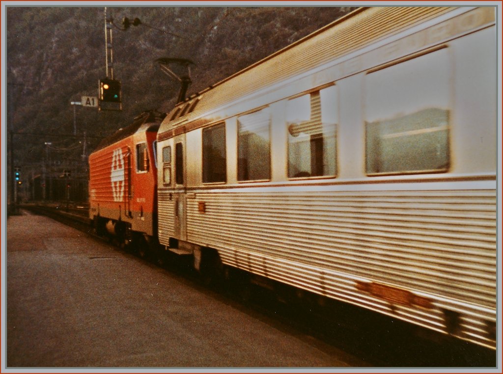 Und weiter geht die Reise des TEE Le Cisalpin Richtung Paris; trotz Bewegungsnunsch�rfe und Belichtungsm�ngel, vermittelt meinener Meinung nach das alte 110 Film Bild doch einen Hauch des noble TEE Verkehrs jener Zeit.

Abfotografiertes 110-Film Bild/18. Oktober 1983