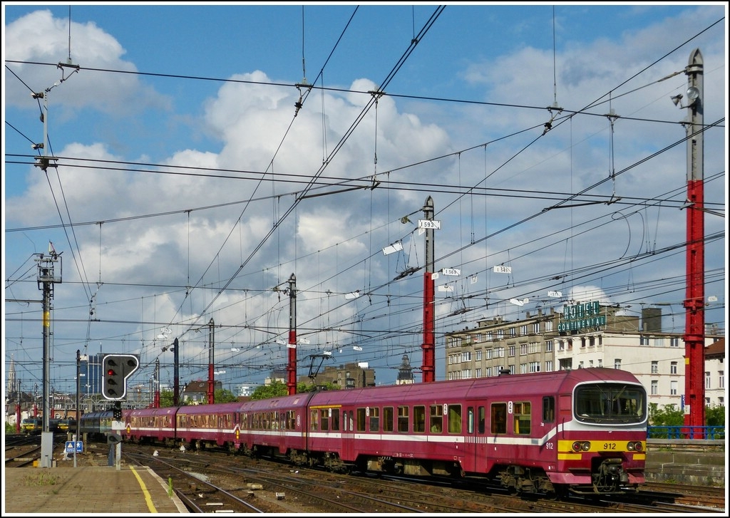 Und wieder einmal ist Einfallsreichtum in Belgien sehr gefragt. Um die Fahrg�ste nicht im Regen stehen zu lassen, werden die Fyra Z�ge durch Triebz�ge der S�rie AM 86 ersetzt, zumindest zwichen Antwerpen und Roosendaal. Die belgischen Taucherbrillen gewinnen zwar auch keinen Sch�nheitswettwerb, aber von der Optik her k�nnen sie es immer noch mit dem VT 250 aufnehmen.

Das Bild enstand am 22.06.2012 in Bruxelles Midi und zeigt eine Dreifachtraktion AM 86 bei der Einfahrt in den Bahnhof. (Jeanny)