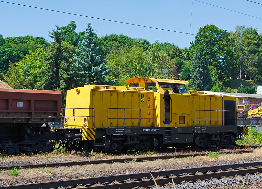 V 150.03, ex DR 110 963-6, ex DR 710 963-0, ex DB 710 963-0 (eine ehem. DR  V 100.5) der SGL Schienen-G�ter-Logistik GmbH mit Zweiseitenkippwagen Typ Fas (diese wurden gerade mit Kies beladen) am 20.07.2013 beim Bahnhof Sinn (Lahn-Dill-Kreis) an der KBS 445 (Dillstrecke).

Die (Spender) Lok wurde 1983 von LEW  (VEB Lokomotivbau Elektrotechnische Werke „Hans Beimler“ ,Hennigsdorf)  unter der Fabriknummer 17312 gebaut und als DR 110 963-6 in Dienst gestellt, 1992 Umzeichnung in 710 963-0 und 1996 die Ausmusterung bei der DB. Bis 1999 war sie bei der DGT (Deutsche Gleis- und Tiefbau GmbH, Berlin) als 710 963-0 im Einsatz. 1999 erfolgte der Umbau bei Regental Fahrzeugwerkst�tten GmbH gem�� Umbaukonzept BR 293 der ABB Daimler Benz Transportation GmbH. Im Jahr 2000 kam sie dann zur GSG Knape Gleissanierung GmbH, Kirchheim (Muttergesellschaft der SGL) als V 150.03 und 2008 zur  SGL Schienen G�ter Logistik GmbH, Dachau als V 150.03  (NVR-Nummer: 92 80 1293 509-6 D-SGL).

Zur Baureihe 293:
ABB Daimler Benz Transportation (ADtranz) hat zwischen 1995 und 2002 insgesamt 59 ehem. DR V 100 Loks umfassend modernisiert. Sie erhielten die neue Baureihenbezeichnung BR 293. Die Modernisierung umfa�t u.a. die Aufarbeitung von Lokrahmen, Vorbauten, F�hrerhaus und Str�mungsgetriebe. Der alte KVD Motor (Hersteller: VEB K�hlautomat Berlin-Johannistal) wird gegen einen Caterpillar oder MTU Motor getauscht, die Druckluftanlage wird erneuert, ebenso die elektrische Steuerung. Neu ist eine hydraulisch angetriebene K�hlanlage. Optional ist auch eine Funkfernsteuerung m�glich. Von den 59 modernisierten Loks wurden f�r 21 Loks neue Betriebsb�cher angelegt, da sich die Herkunft der Loks nicht kl�ren l��t. Deshalb erhielten diese Loks eine neue Fabriknummer.

Technische Daten:

Achsanordnung: B'B'
Spurweite: 1.435 mm
L�nge �ber Puffer: 14.240 mm
Breite: 3.140 mm
Drehzapfenabstand: 7.000 mm
Gesamtachsstand: 9.300 mm
H�chstgeschwindigkeit 100 km/h
Motor: 12-Zylinder-4-takt-Dieselmotor mit Turbolader und Ladeluftk�hlung CAT 3512 DI-TA
Motoren Hersteller: Zeppelin Baumaschinen GmbH Achim (b.Bremen)
Hubraum 51,8 Liter ( 170 mm Bohrung / 190 mm Hub)
Gewicht des Motors: 6.537 kg
Leistung:  1050 kW / 1428 PS bei 1800 U/min

Quellen: V 100-online.de / Zeppelin Baumaschinen
