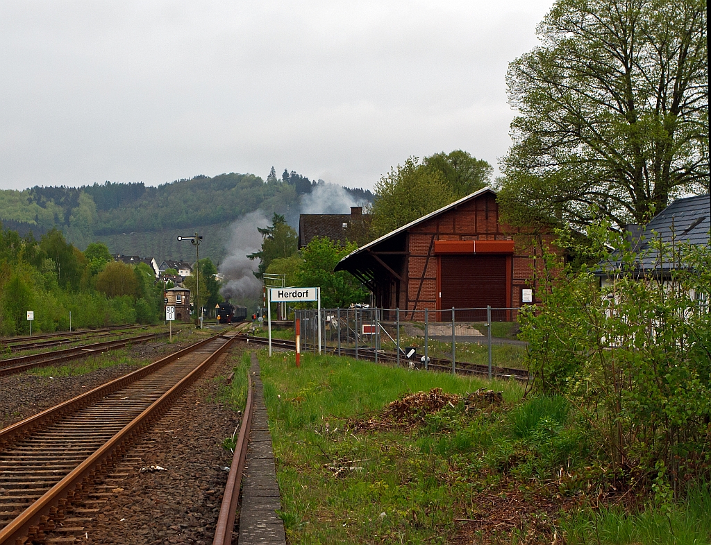 
Volldampf im Hellertal, aus Anlass: 150 Jahre Eisenbahn an Sieg, Heller, Dill und Lahn, am 06.Mai 2012: 
P�nktlich um 8:10 Uhr f�hrt die 52 8134-0 der Eisenbahnfreunde Betzdorf in den Bahnhof Herdorf Tender voraus ein, danach geht es weiter in Richtung Gie�en (bis Haiger �ber die Hellertalbahn KBS 462, ab Haiger �ber die Dillstrecke 445 bis Gie�en). Leider war das Wetter nicht das gew�nschte, sonst w�ren die Z�ge wohl voller gewesen.