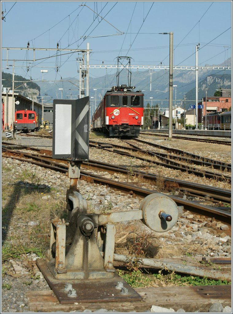 Vom  zb  Dienstparkplatz in Meinringen f�hrt ein kurzer, nicht durch Verbotschider gesperrter Weg zu diesem Weichensignal. Im Hintergrund ein Tm und weitaus fotogener der De 110 003-1 mit einer Regionalzug-Garnitur.
20. August 2012