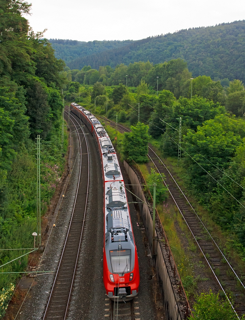 Von oben - 442 256 und 442 259 (Zwei gekuppelte 4-teilige Talent 2) haben am 05.07.2012 als RE 9 (rsx - Rhein-Sieg-Express) Siegen - K�ln - Aachen den Bahnhof Betzdorf (Sieg) in Richtung K�ln verlassen.