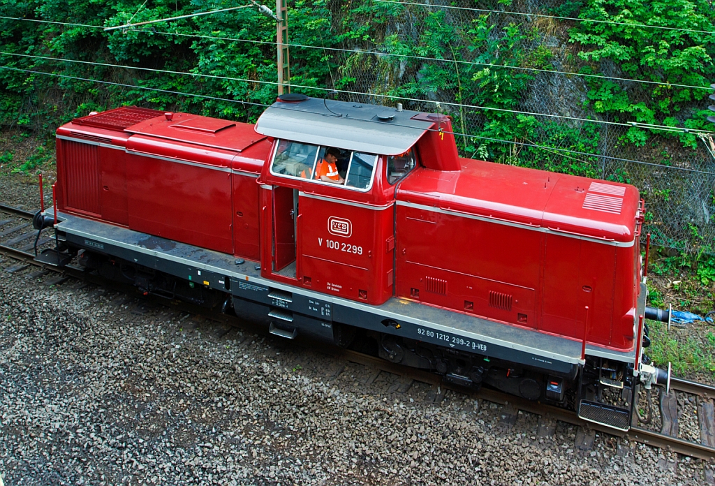 Von oben - Die V100 2299 ex DB 212 299-2 der VEB (Vulkan-Eifel-Bahn) wartet am 08.07.2012 in Siegen auf neue Aufgaben.

Die V 100.20 wurde 1965 bei MaK unter der Fabriknummer 1000346 als V 100 2299 f�r die DB gebaut. 1968 wurde sie 212 299-2 umbezeichnet, die Ausmusterung bei der DB erfolgte 2002., �ber ALS, Stendal ging sie dann an die VEB die sie wieder in V 100 2299 unbezeichnete, wobei die NVR-Nummer 92 80 1212 299-2 D-VEB tr�gt.

Die Leistung der Lok betr�t 993 kW / 1.350 PS, die H�chstgeschwindigkeit 100 km/h.