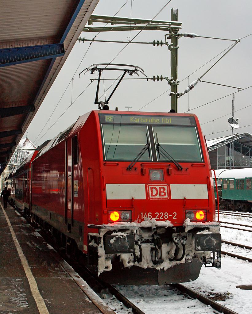 Von Offenburg fuhren wir am 08.12.2012 mit dem RE 4705 durch den Schwarzwald nach Konstanz, gezogen von der 146 228-2, die Spuren sind an der Lokfront noch gut zusehen. 
Nun steht die Lok mit dem RE 4712 f�r die Gegenrichtung nach Karlsruhe Hbf bereit.
Die BR 146.2 ist eine Bombardier TRAXX P160 AC2 und eine Weiterentwicklung der 146.0 
Die Nennleistung (Dauerleistung) betr�gt 5600 kW (7600 PS) bei einem Dienstgewicht von 84 t hat sie eine H�chstgeschwindigkeit 160 km/h.