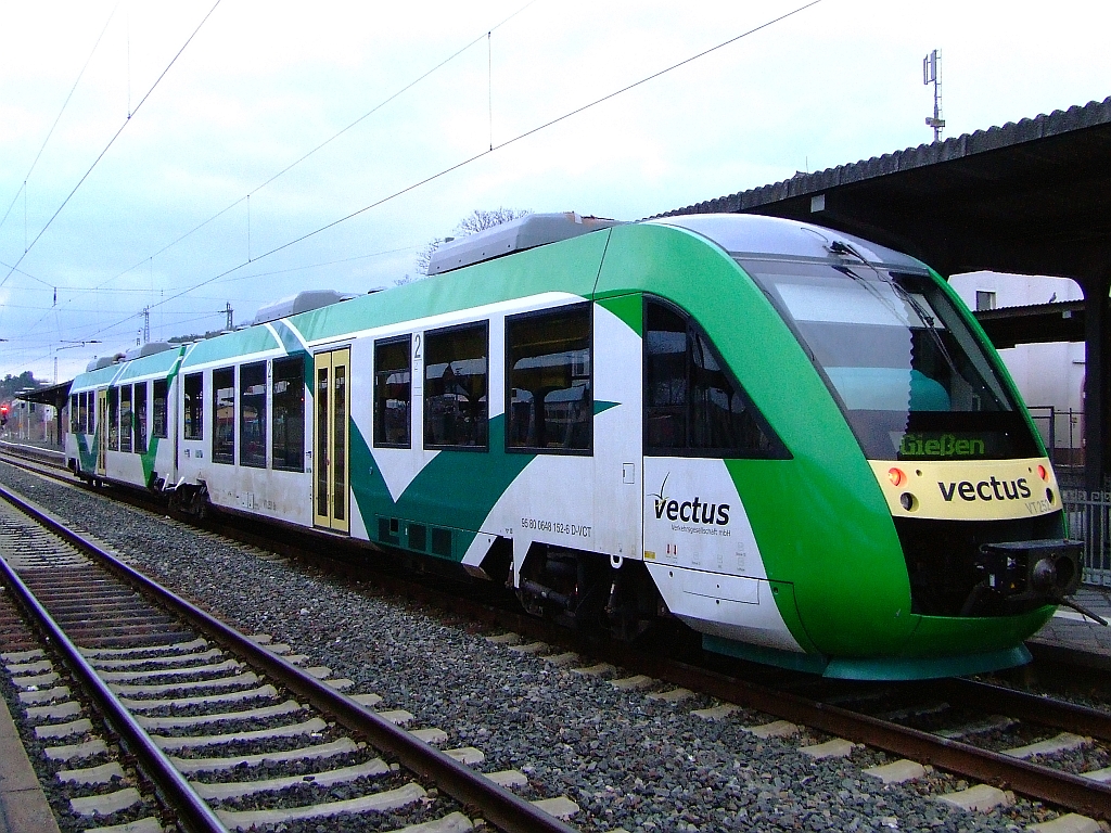 VT 252 (LINT 41) der vectus Verkehrsgesellschaft mbH h�lt am 03.04.2010 im Bahnhof Wetzlar, er f�hrt die Lahntal-Strecke KBS 625 (Limburg/Lahn - Gie�en). Gesellschafter der vectus sind die Hessische Landesbahn (74,9%) und die Westerwaldbahn (25,1%).