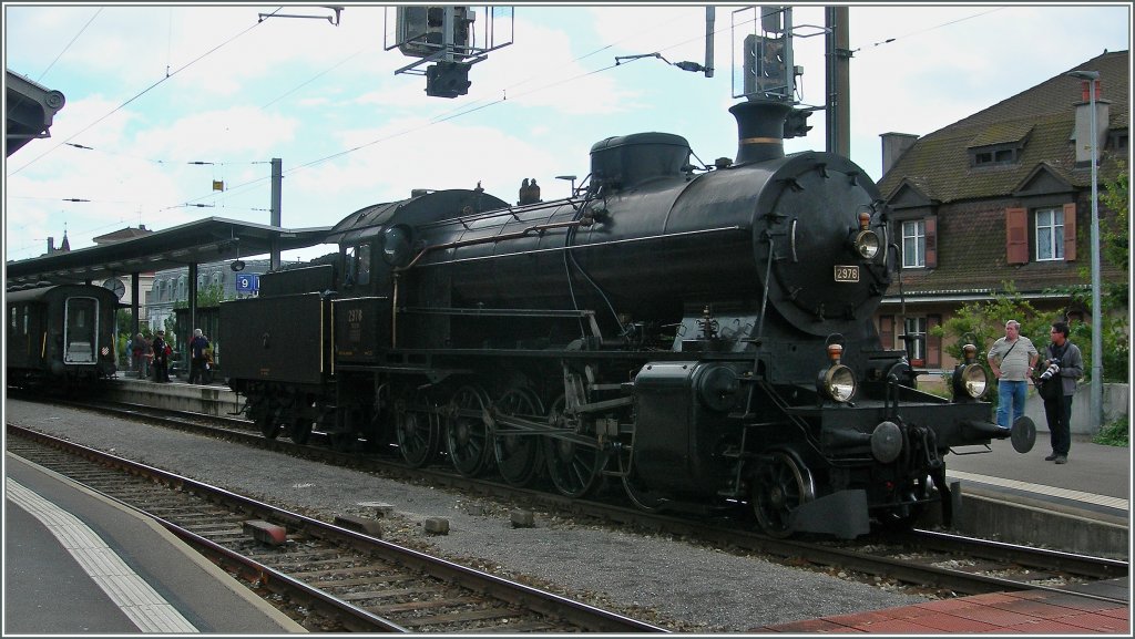 Wenn ein Elefant in der Mittagspause nach Lausanne kommt, werden keine Bahnbilder geschaut, sondern welche gemacht, auch wenn Licht und Technik mich dann bei der Bildbearbeitung zu S/W greifen lie�en. 
SBB C 5/6 2978 in Lausanne.
2. Sept. 2012