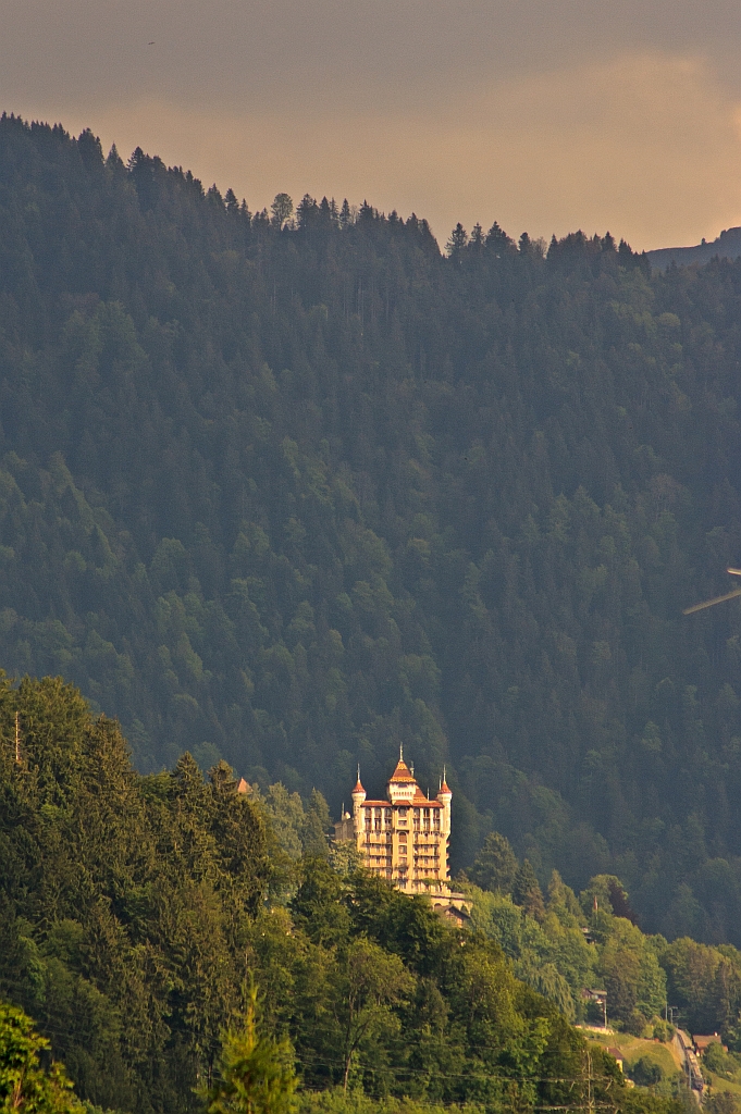 Zug-Such-Bild: Nachmittags am 27.05.2012 auf einem Balkon in Blonay, der Blick auf die Montreux - Glion - Rochers de Naye - Bahn (MGN). Wer den Zug findet erh�lt einen Urlaub in der Schweiz, bei eigener Anreise, Verpflegung und Unterbringung:-) Ein Guide kann gegen Aufpreis mitgeliefert werden.