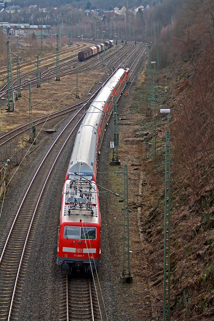 Zuglok 111 015-4 und Schublok 111 009-7, der Grund die Probleme mit dem Bombardier Talent 2. Ab 12. Dez. 2010 sollte der Talent 2 die Strecke bedienen. Um die Fahrzeitreduzierung um ca. 3 min. zu Gew�hrleisten setzte die DB Regio nun auf Doppeltraktion, brachte aber nicht den gew�schten Erfolg.
