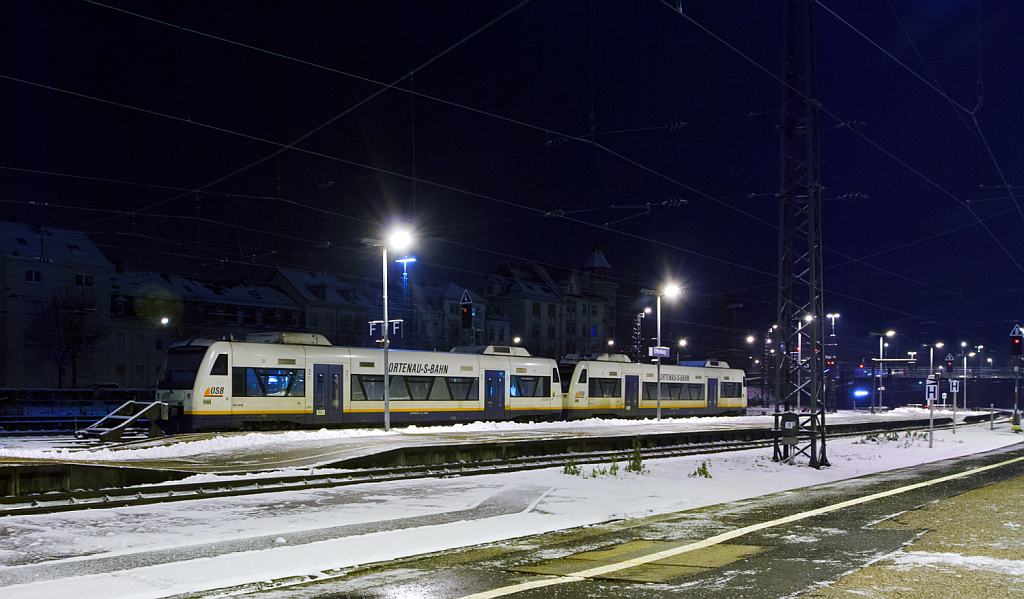 Zwei am 08.12.2012 (5:45 Uhr) in Offenburg abgestellte Stadler Regio-Shuttle RS1 (BR 650) der Ortenau-S-Bahn GmbH (OSB) eine 100-prozentige Tochtergesellschaft der S�dwestdeutschen Verkehrs-Aktiengesellschaft (SWEG). 

Die Fahrzeuge haben zwei Dieselmotoren  (MAN oder IVECO) von ca. je 350 PS, die Achsformel ist B’B’, die H�chstgeschwindigkeit betr�gt 120 km/h.
