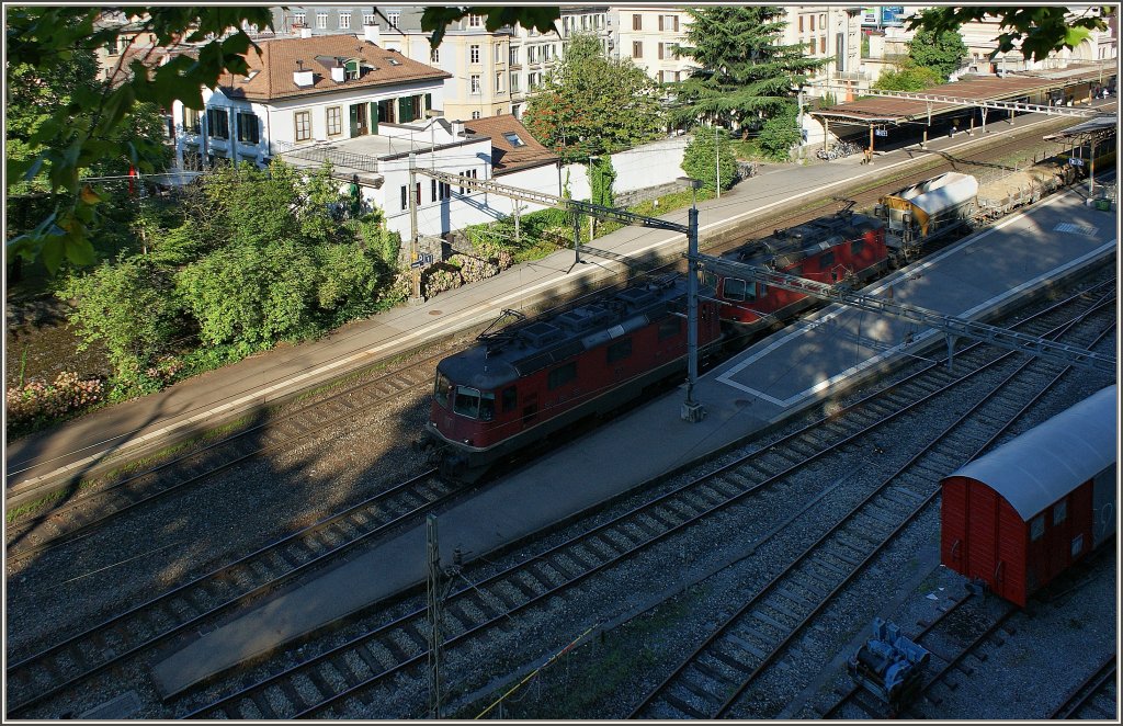 Zwei Re 4/4 II durchfahren den Bahnhof Vevey.
(10.08.2012)