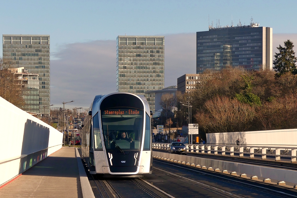 - 22 900 Passagiere fahren an einem durchschnittlichen Tag mit der Tram, an Spitzentagen sogar 25 800 - Am 11.12.2018 hat ein Stra�enbahnwagen von LUXTRAM S.A. die Haltestelle Rout Br�ck - Pafendall  in Luxembourg-Kirchberg verlassen und f�hrt jetzt �ber den Pont Grande-Duchesse Charlotte (Rout Br�ck) in Richtung Oberstadt (Luxembourg Ville Haute). (Jeanny)