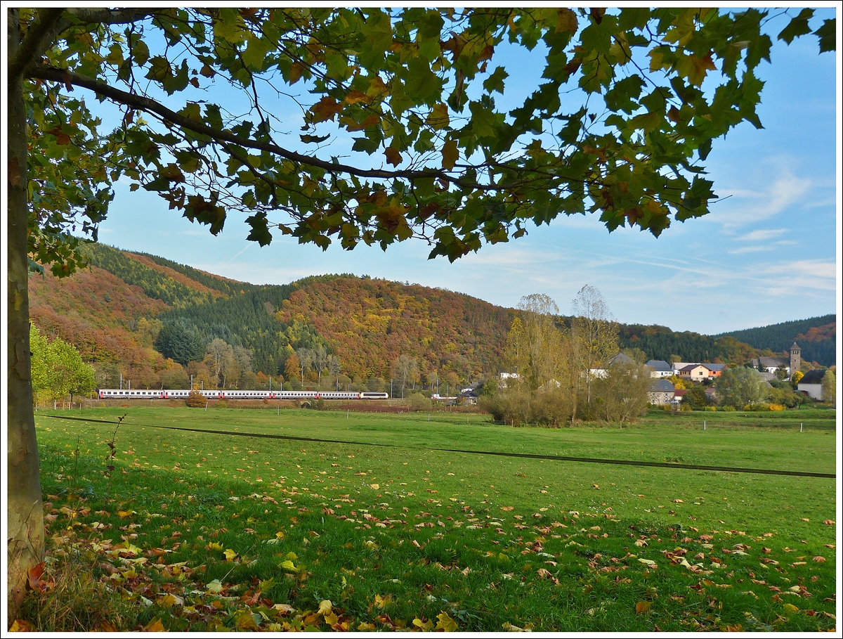 . Als der IR 117 Liers - Luxembourg (mit 5 Wagen) am 22.10.2013 durch Drauffelt fuhr, verdeckte leider eine Schleierwolke die Sonne, sodass die sch�nen Herbstfarben nicht so toll leuchteten. (Jeanny) 