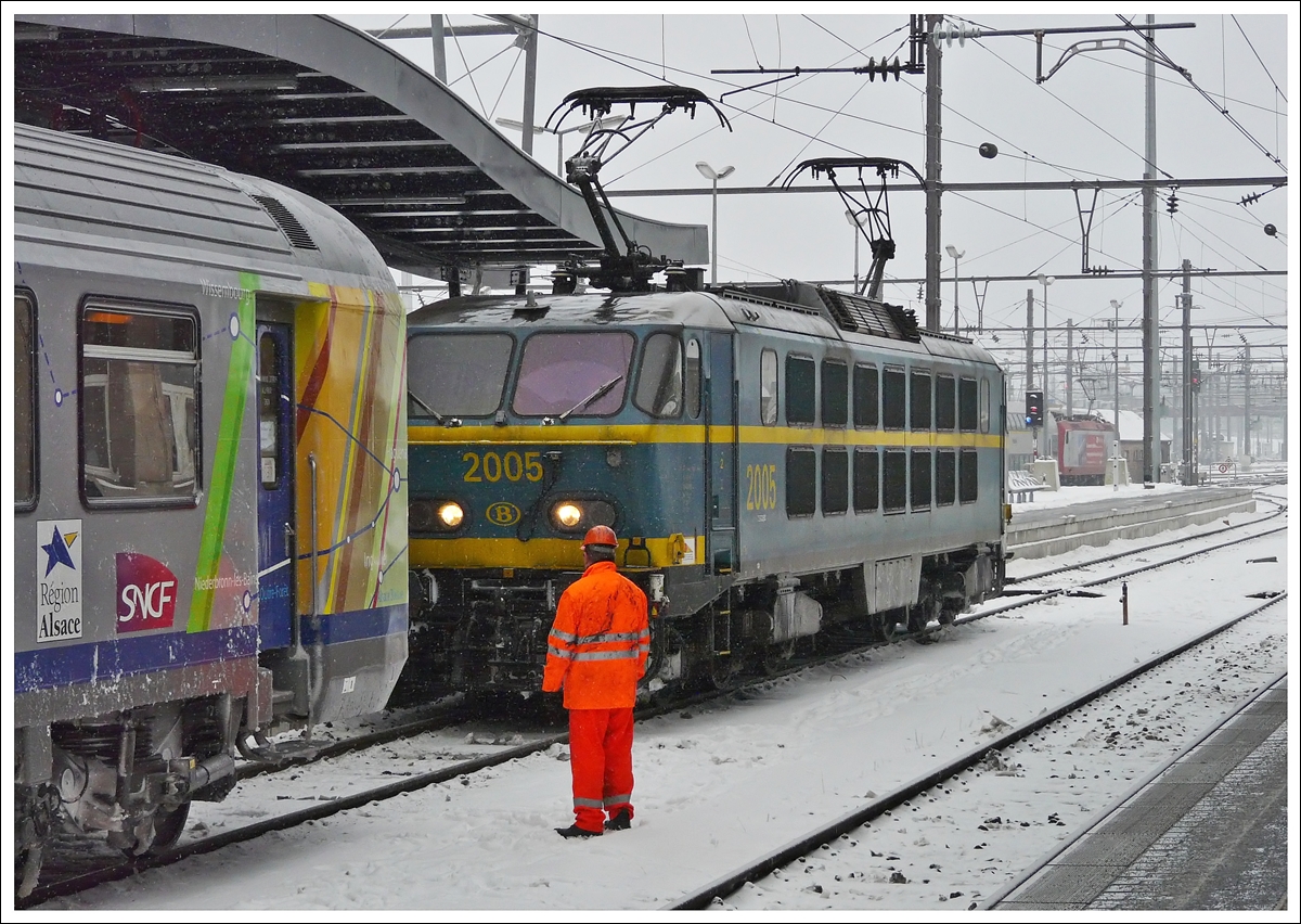 . Als der Zug noch Eurocity 296  Jean Monnet  hiess - Kaum im Bahnhof von Luxemburg angekommen, setzt sich die dort wartende HLE 2005 vor den EC 296 Basel - Br�ssel. (Jeanny)