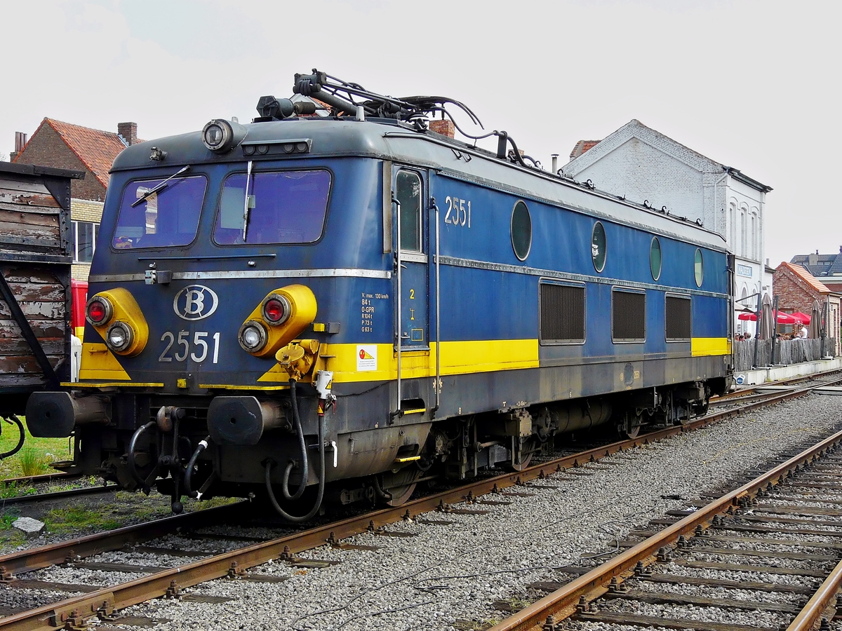 . Am 01.05.2009 war die SNCB HLE 2551 zu Gast beim Dampffestival der Museumsbahn SCN (Stoomcentrum Maldegem) im Bahnhof von Maldegem zu Gast und konnte dort abgeleichtet werden. (Jeanny)

Zu Beginn der sechziger Jahre entstand bei der SNCB/NMBS weiterer Bedarf an elektrischen Lokomotiven. So wurden 14 Maschinen der Baureihe 125 bei BN in Nivelles geordert. Der elektrische Teil der Lokomotiven stammt von ACEC.

Diese neue Baureihe 125 basiert dabei auf der einige Jahre vorher beschafften Baureihe 123 (sp�ter Baureihe 23), die ihrerseits der Baureihe 122 (Baureihe 22) entsprang. Im Gegensatz zur Baureihe 123 ist die Baureihe 125 jedoch ohne elektrische Widerstandsbremse ausgef�hrt.

Im Jahr 1961 entstanden auf der Basis der Baureihe 125 sechs Lokomotiven f�r den grenz�berschreitenden Verkehr nach Holland. Diese, f�r beide Bahnstromvarianten ausger�steten Fahrzeuge, wurden als Baureihe 140 eingereiht.

Die sechszehn Loks der Baureihe 125 wurden aufsteigend nach dem alten Ordnungsschema der SNCB/NMBS als 125.001 bis 125.016 eingereiht. Bei der gro�en Umzeichnungsaktion zum 01.01.1971 wurde aus der Baureihe 125 die neue Baureihe 25. Die Fahrzeuge wurden nun als 2501 bis 2516 eingereiht.

Die sechs verwandten Zweisystem-Fahrzeuge der bisherigen Baureihe 140 wurden im Jahr 1967 in die Baureihe 120.1 umgezeichnet. Ab dem 01.01.1971 wurden diese Fahrzeuge als Unterbaureihe 25.5 im Bestand der SNCB/NMBS gef�hrt.

In den siebziger Jahren wurden alle Fahrzeuge f�r den Einbau einer automatischen Kupplung vorbereitet. Diese wurde allerdings nie eingebaut. Zur gleichen Zeit wurden die einfachen Lampen der Loks durch Doppelleuchten ersetzt. Weiterhin wurden alle Loks der Baureihe 25 im Jahr 1978 f�r Wendezugbetrieb ausger�stet.

Ausgeliefert wurden alle Fahrzeuge in dunkelgr�n. Zwischen 1989 und 1997 wurden alle Loks der Baureihe in das heutige Blau der SNCB/NMBS umlackiert. Zwischenzeitlich hatten einige Fahrzeuge versuchsweise eine gelbe Lackierung erhalten, die jedoch auch der blauen Farbgebung weichen mu�te.

Die technische Daten der SNCB S�rie 25 /25.5 (type 125 &140):

Betriebsnummern: 2551-2558
Hersteller: BN, ACEC, SEMG
Baujahre: 1960-1961
Stromsystem: 1.500 V- und 3.000 kV-Gleichstrom
Dauerleistung: 1.740 kW 
H�chstgeschwindigkeit: 130 km/h (zeitweise 125 km/h) 
Dienstgewicht: 84,0 t.  
L�nge: 18,00 m  
Achsfolge: Bo'Bo'
