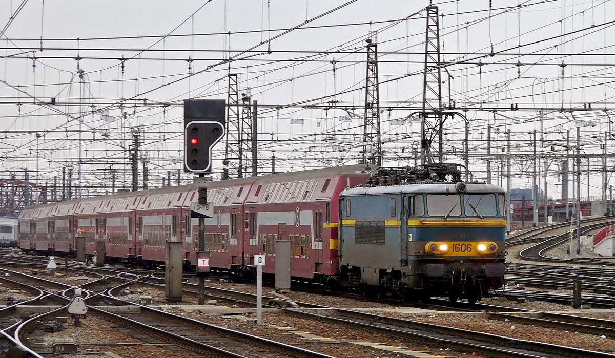 . Am 07.03.2008 bei leider nicht sehr g�nstigen Lichtverh�ltnissen erreicht die HLE 1606 mit M 5 Wagen in der sch�nen alten Farbgebung den Bahnhof Bruxelles Midi. (Jeanny) 