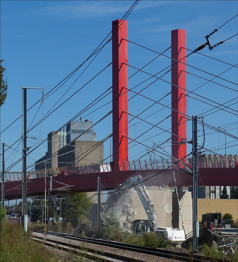 . Am 07.09.2016 werden die letzten Pfeiler der alten Br�cke �ber die Bahnstrecke in Mersch noch mit schwerem Ger�t zerkleinert. Bis zum fr�hen morgen des 12.09.2016 ist die Bahnstrecke zwischen Ettelbr�ck und Luxemburg noch gesperrt.