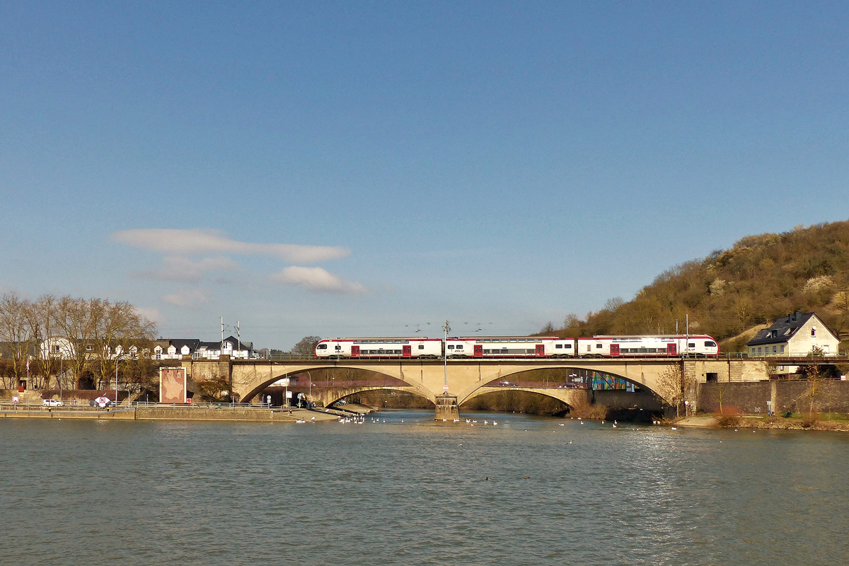 . Auf der Suche nach dem Fr�hling - Trotz Sonnenscheins wehte ein unangenehm kalter Ostwind in Oberbillig, als der CFL KISS Z 2301 �ber die Sauerbr�cke in Wasserbillig fuhr. Der Zug war als RE 5110 Trier Hbf - Luxembourg unterwegs. 13.03.2016 (Jeanny)