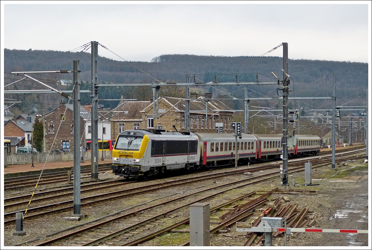. Ausflug nach Belgien - Wegen Bauarbeiten auf der Ligne 42 zwischen Trois-Ponts und Rivage fuhren heute die IR Luxembourg - Liers nur bis nach Trois-Ponts und von dort wieder zur�ck nach Luxemburg.

P�nktlich verl�sst der IR 115 Trois-Ponts - Luxembourg am 19.01.2014 den schmucken Bahnhof von Trois-Ponts. (Hans)