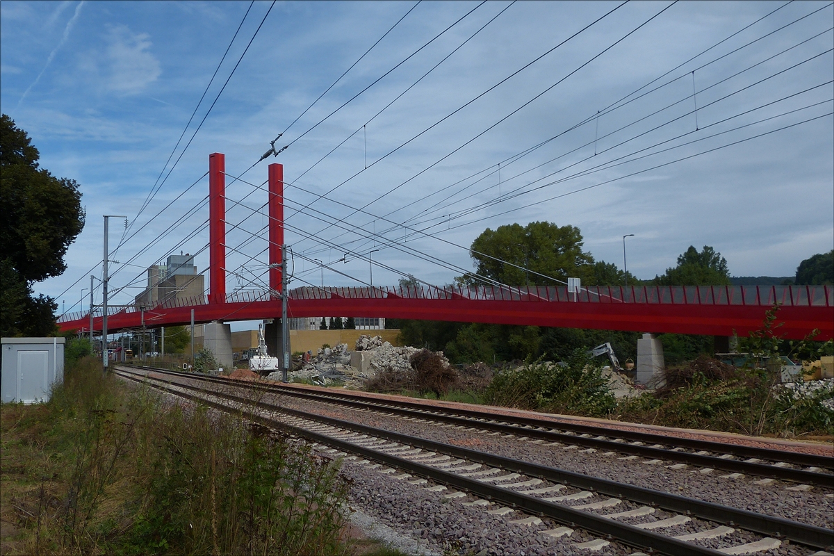 . Au�er einem Haufen Bauschutt ist am 11.09.2016 nicht mehr viel �brig von der alten Br�cke �ber die Bahnstrecke in Mersch. Bis zum morgen des 12.09.2016 ist die Bahnstrecke zwischen Ettelbr�ck und Luxemburg noch gesperrt.