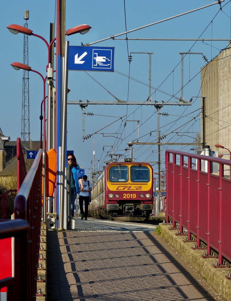 . Bahnsteigszene in Mersch - Der Z 2009 verl�sst den Bahnhof von Mersch in Richtung Luxembourg am 11.03.2014. (Jeanny)